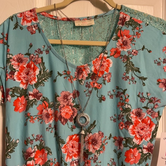Women’s Green and Coral flowery blouse - Picture 2 of 6